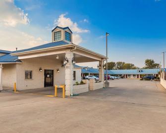 Best Western Regency Inn & Suites - Gonzales - Building