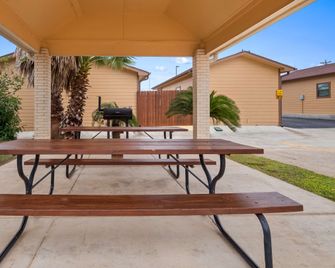 Best Western Regency Inn & Suites - Gonzales - Patio