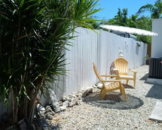 Laidback Beach Shack, with a Vintage Retro Vibe & Serene Feel. - Key Largo - Patio