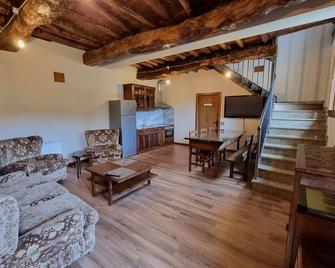 Country House 'Aldea Rural A Cortiña Casa' with Mountain View, Shared Pool and Wi-Fi - Pepín - Sala de estar