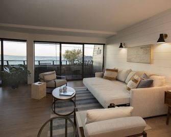 Stunning Beachfront Condo: Whale Watching & Cruise Ship Views - Qualicum Beach - Huiskamer