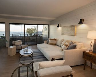 Stunning Beachfront Condo: Whale Watching & Cruise Ship Views - Qualicum Beach - Living room