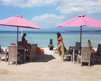 Meno Mojo Beach Resort - Pemenang - Strand