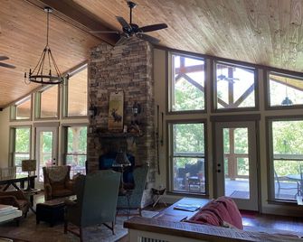 Fossil Creek Woodlandsrustic, Private, Retreat - Pendleton - Living room