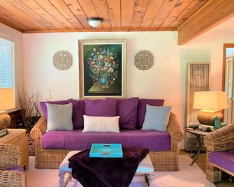 Romantic Enchanted Cottage With Private Hot Tub & Pool Access On Private Ranch - Virgin - Living room