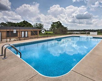 Pet-Friendly Efficiency Cottage w/ Pool! - Calera - Pool