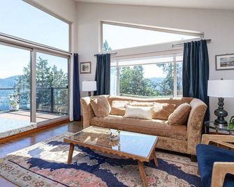 Two-Bed Cabin – Breathtaking Fjord View, Summit House. - Malahat - Living room