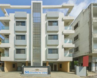 OYO 3776 Hotel Midtown Inn - Trimbak - Edificio
