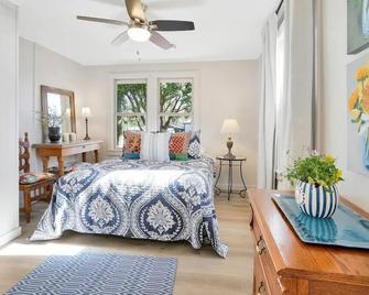 Little Dipper - Walk to historic downtown square! - Johnson City - Bedroom