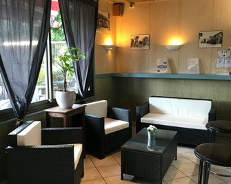 Hôtel Le Pavillon de l'Aéro - Saint-Cyr-l’École - Lobby