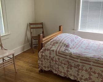 Charming Victorian Home In Wausau's River Front District! - Wausau - Bedroom