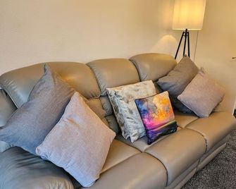 3-Bed House in Newcastle under Lyme free parking - Chester - Living room