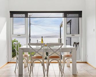 Syrrah Serenity' Beachfront Bliss at Opo - South Arm - Comedor