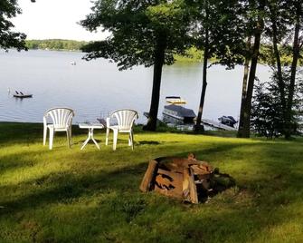 The Hilltop Hideaway on Little Long Lake - Fremont - Patio