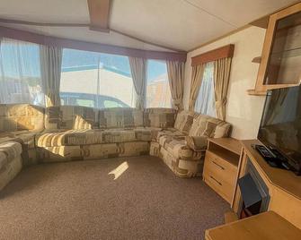 6 berth dog friendly caravan in Hunstanton in Norfolk ref 13014L - Hunstanton - Living room