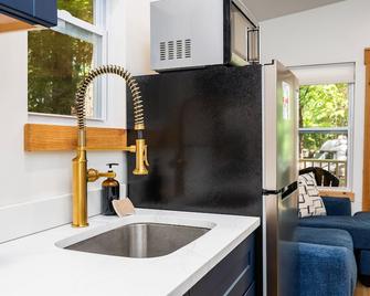 Arbutus Lake Retreat - Traverse City - Kitchen