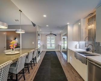 Beautiful 4 bedroom home with Pool, Hot Tub & More - Tyler - Kitchen