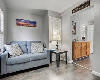 Charming Half Pint Downtown Stay Pet Friendly - 科羅拉多泉 - 客廳