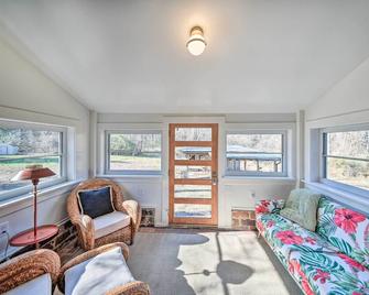Radiant Gloucester House with Private Porch! - Gloucester - Living room