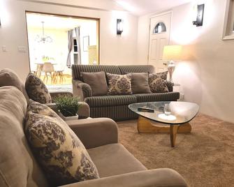 UC Davis 5 bedrm/3 bathrm 2000+ sqft quiet house - Davis - Living room