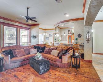 million Memories, New Pool & Spa: Mansfield Gem! - Mansfield - Living room