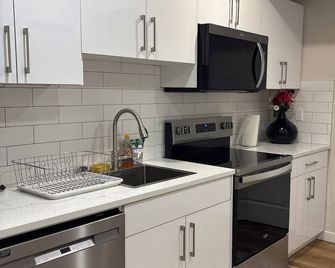 Cozy Urban Hideout - Saskatoon - Kitchen