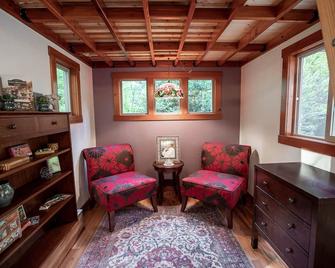Charming Tiny House nestled in the redwoods, less than a mile from the beach. - Fort Bragg - Wohnzimmer