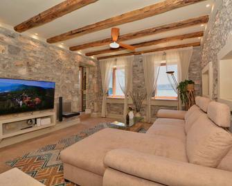 Villasonboard Rock Villa 3 Bed, 3 Bath, Jacuzzi, Seaside Ermioni - Ermioni - Salon