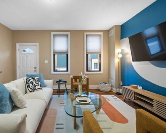 Pittsburgh Gem - 5br - Downtown Deck View - Pittsburgh - Living room