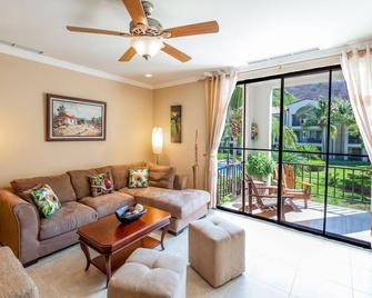 Spacious 3 BR condo walking distance to amenities. - Coco - Living room