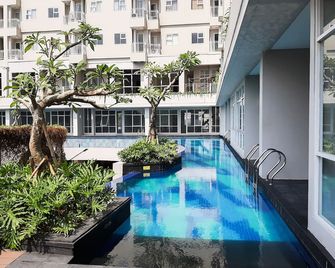 Minimalist Studio Room at Bintaro Icon Apartment By Travelio - Tangerang - Pileta