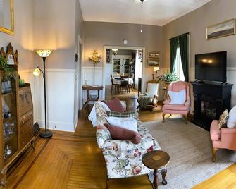 Historic Victorian Apartment - Mc Gregor - Living room