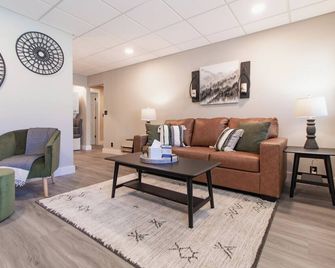Urban Woods Retreat | In the Heart of Downtown - Duluth - Sala de estar