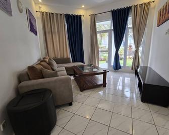 Pet friendly villa 2.5 hour drive from Jakarta - Anyar - Sala de estar