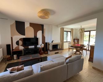 Maison de Vacances Avec Piscine et Jardin Arboré - Nevers - Sala de estar