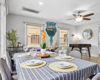 Foosball L La Mural L Dtla L Univstudios L Bevhills - Glendale - Dining room