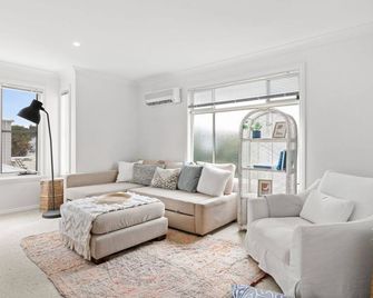 Jan Juc Surfview Beach House - Torquay - Living room