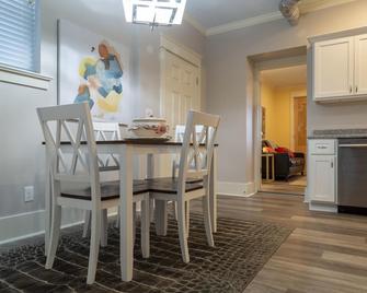 Waterfront Apartment - Downstairs Unit - Jeffersonville - Restaurant