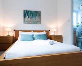 The Dakota - next to East Midlands Airport - Castle Donington - Bedroom