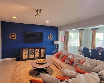 Spacious Wilmington Retreat - Wilmington - Living room