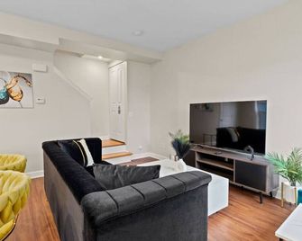 Your Cozy One Bedroom Midtown - Detroit - Living room