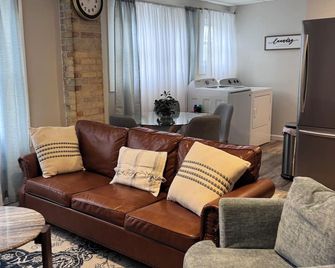 Enjoy the perfect blend of style and convenience in this apartment near Kings Daughters' Hospital and Marathon Gas. With easy access to dining, shopping, and entertainment, this apartment offers a comfortable and quiet retreat for all. - Ashland - Huiskamer