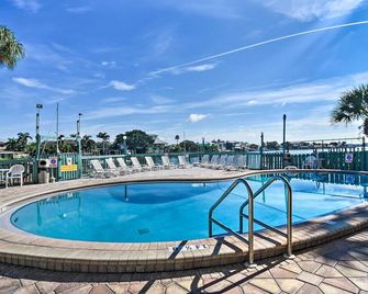 Coastal Clearwater Condo Half Mile to Beach! - Clearwater Beach - Piscina