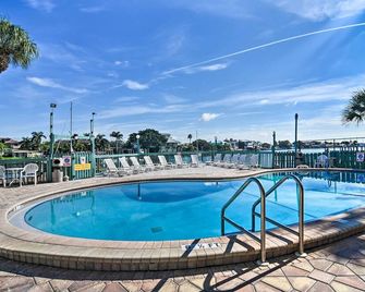Coastal Clearwater Condo: Half Mile to Beach! - Clearwater Beach - Basen