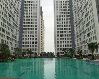 Comfort with Garden View Studio Apartment M-Town Residence - Tangerang - Piscina