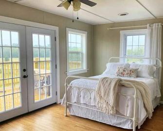 Historic remodeled farmhouse with modern amenities!\n - Rolla - Bedroom