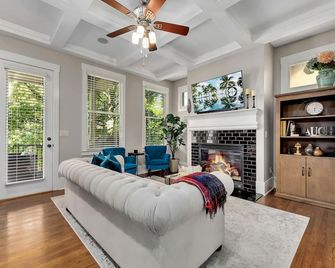 The Heart of Midtown - Atlanta - Living room