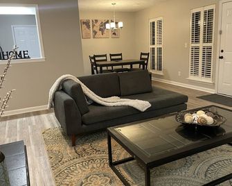 Patti Cake Corner - Montgomery - Living room