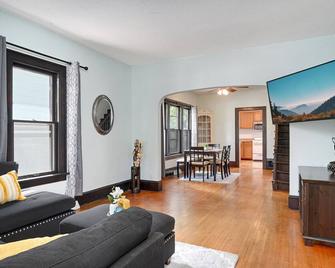 Cozy Blue House in the hub of NE Minneapolis. A home away from home - Minneapólis - Sala de estar