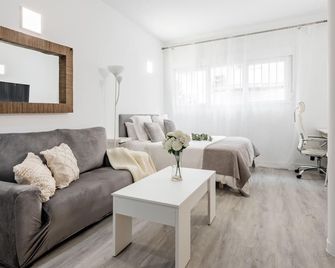 Charming Studio Avenida América - Your cozy shelter in Madrid - Madrid - Sala de estar